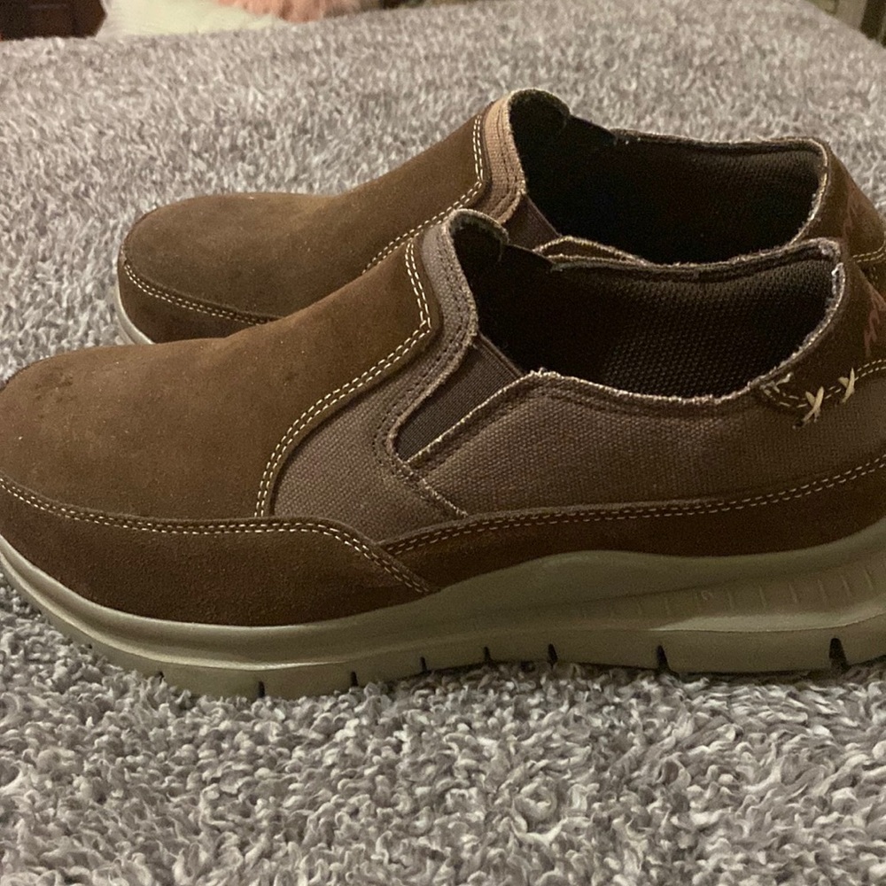 Men steeltoe work shoe very comfortable it also has a nice brown color